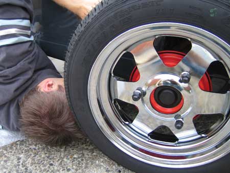 SJ bezig met de brandstofpijp slangenklemmen.